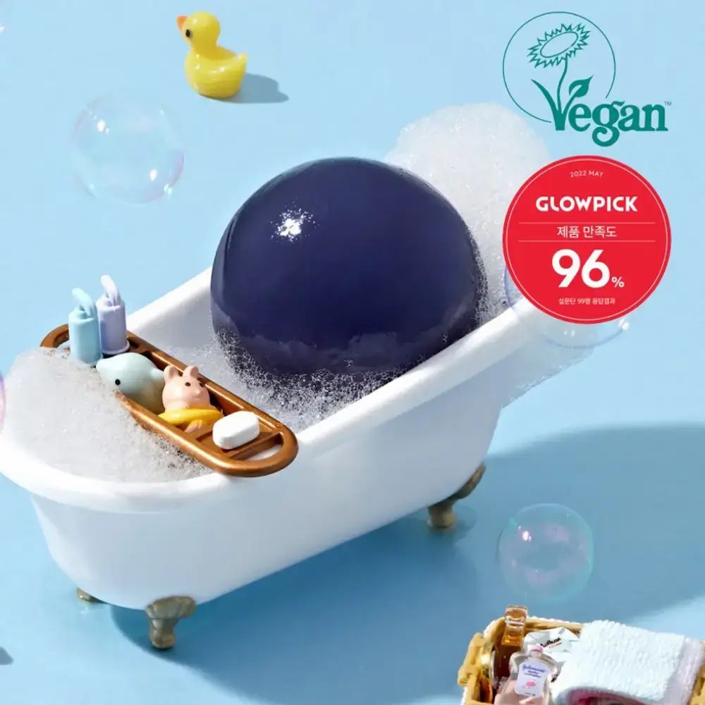Sfera blu rotonda in vasca da bagno con schiuma e giocattoli. Sigillo Vegan e valutazione Glowpick.