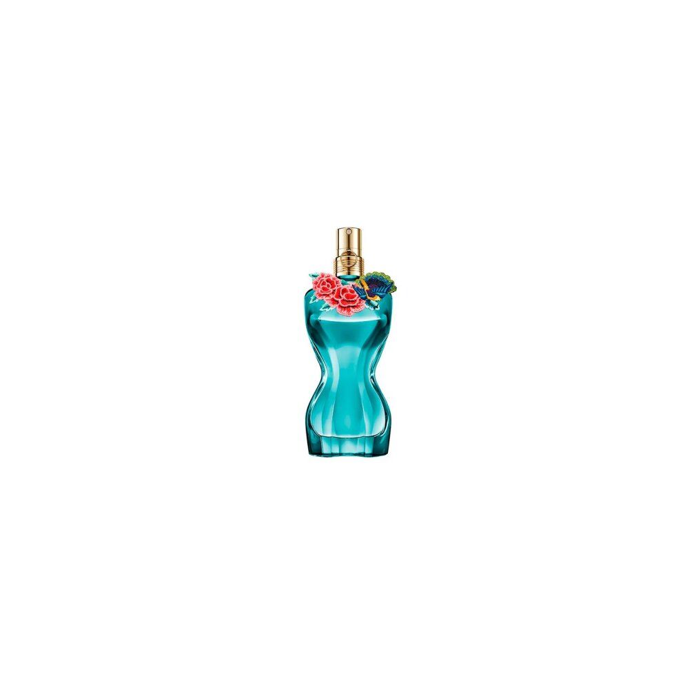 Flacone turchese a forma di corpo femminile con decorazioni floreali. Vaporizzatore dorato. Su sfondo bianco.