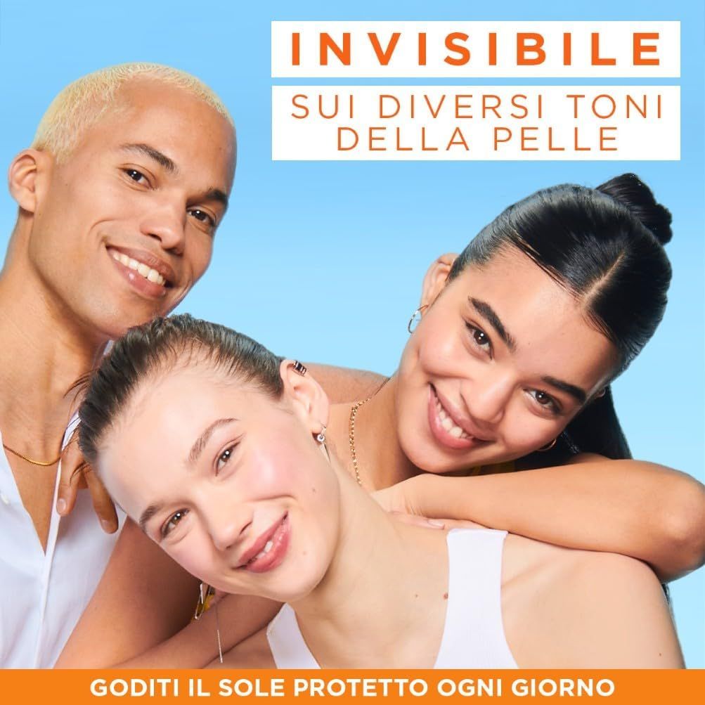 Tre persone sorridono. Testo: Invisibile su diversi toni di pelle. Garnier Ambre Solaire Super UV.