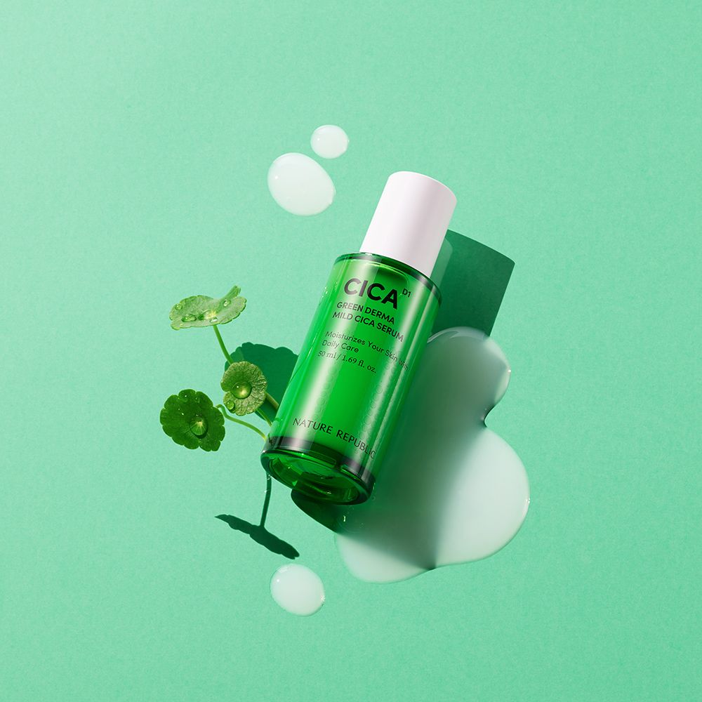 Flacone di siero verde con tappo bianco. Gocce di siero e foglie su sfondo verde. Testo: CICA, Green Derma Mild Cica Serum.