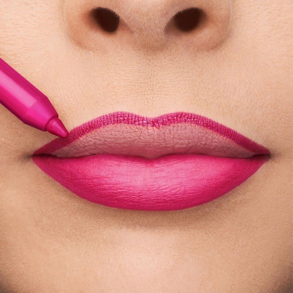 Labbra delineate con matita labbra fucsia. Rossetto in tinta.