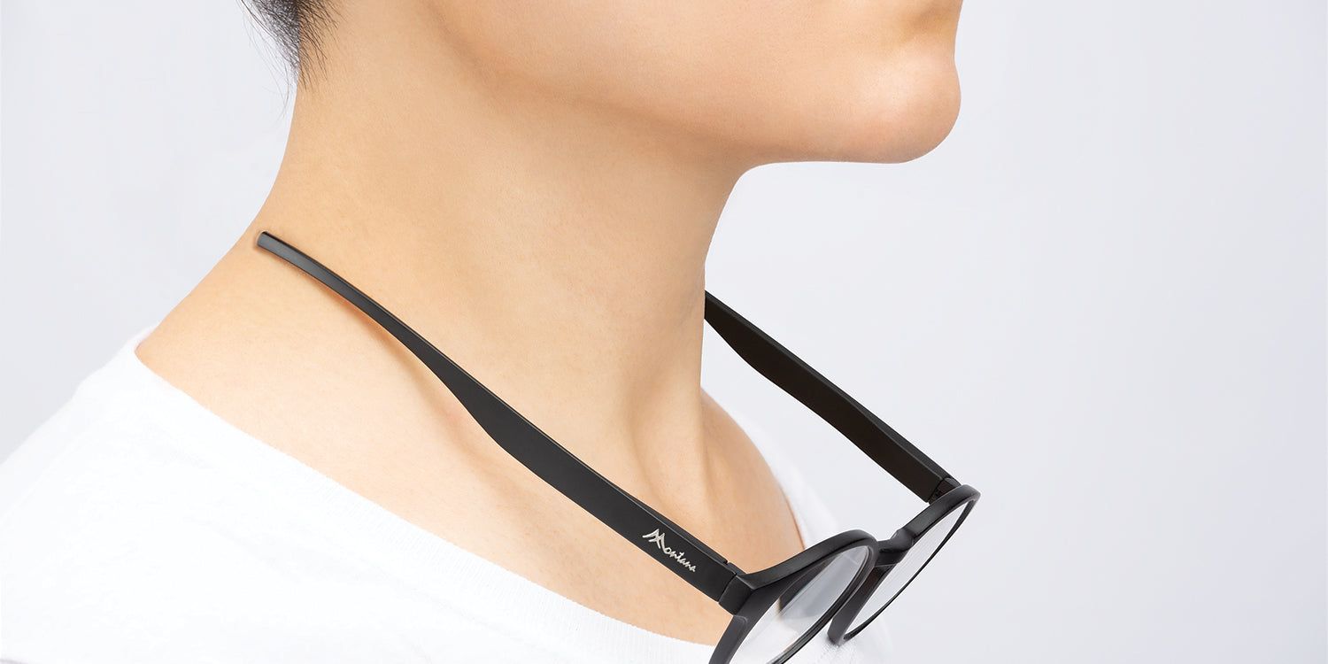 Occhiali neri intorno al collo di una persona. La stanghetta riporta la scritta 'Montana'.