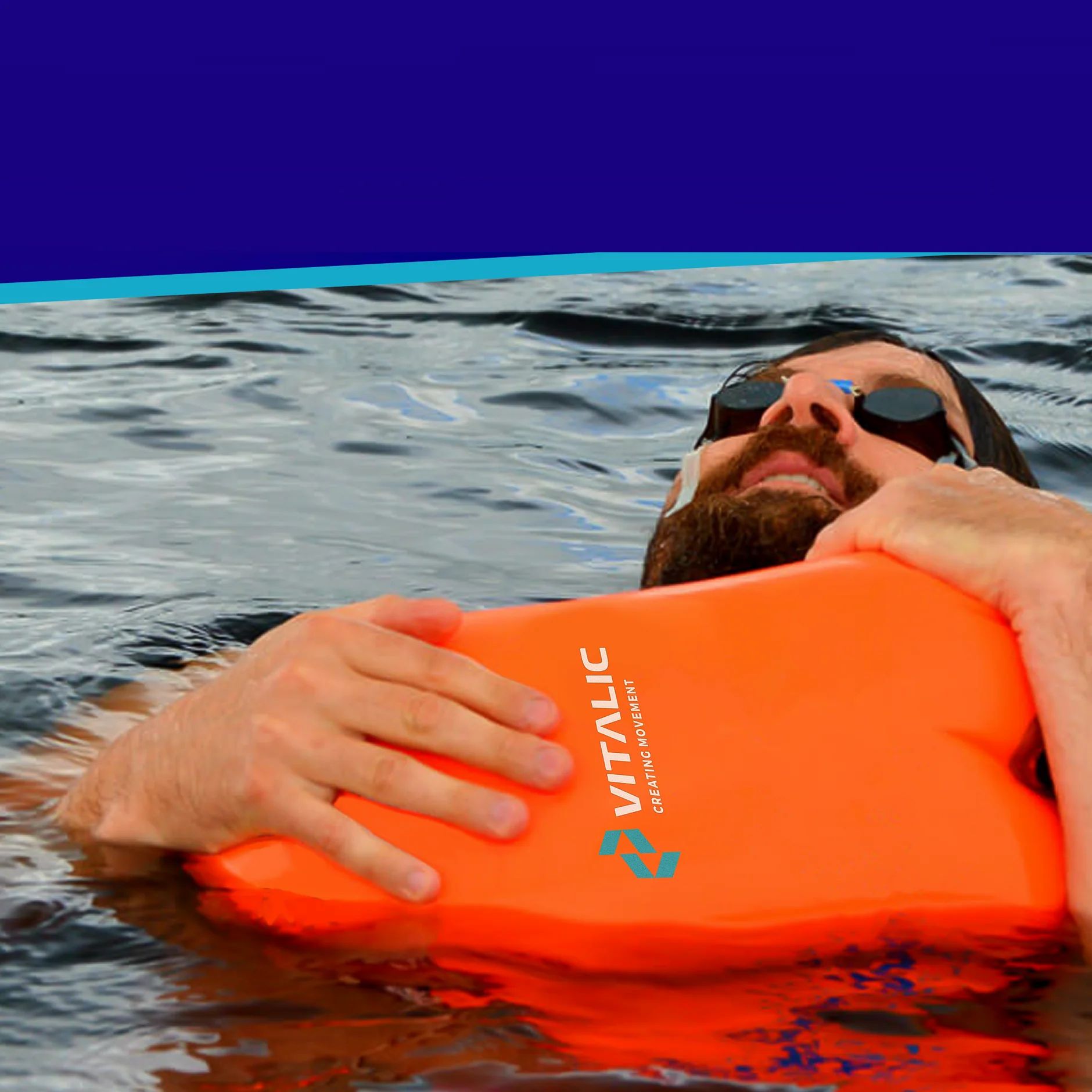 Uomo in acqua tiene boa arancione. Logo visibile. Cielo blu sullo sfondo.