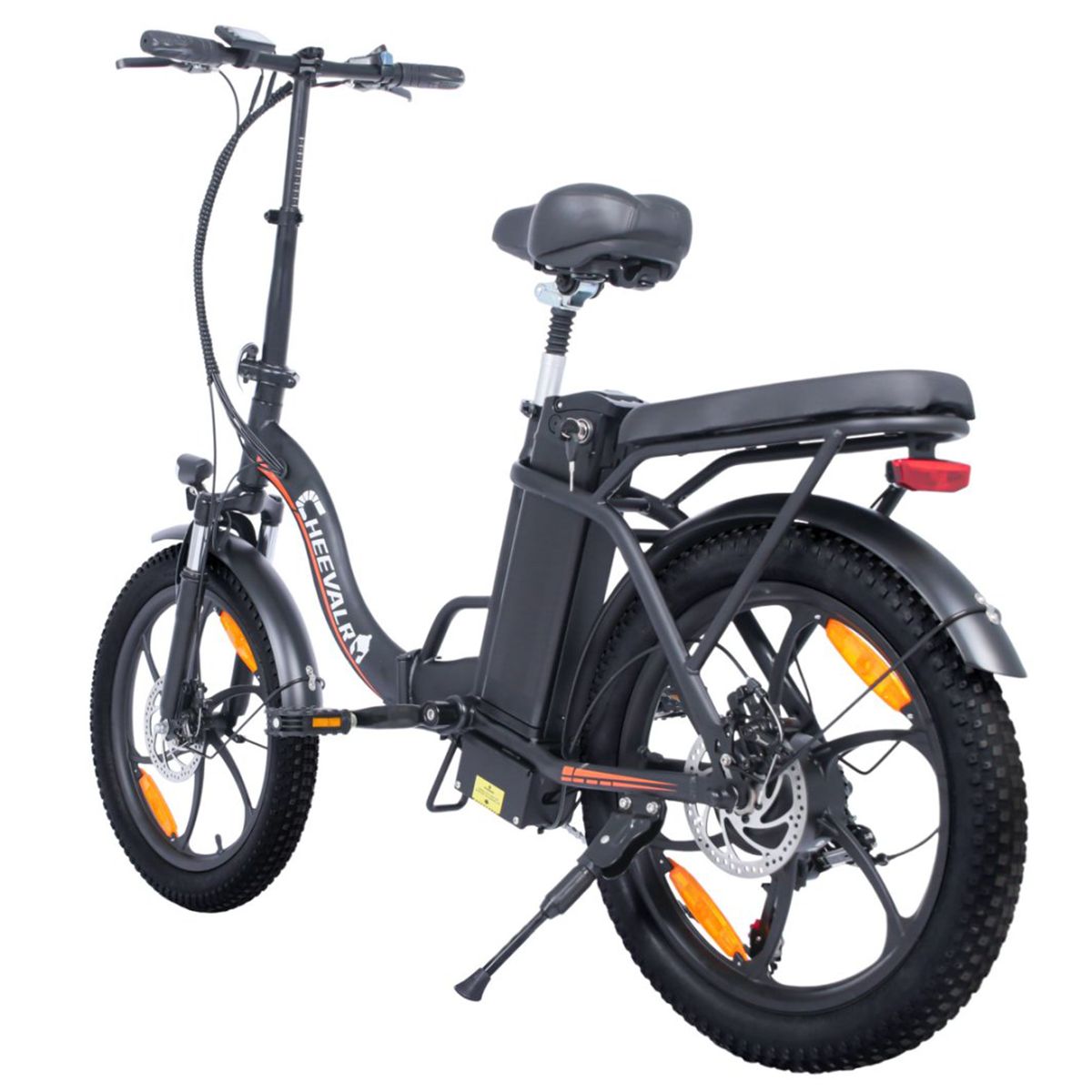 Bicicletta elettrica nera con portapacchi, fanale posteriore e cavalletto. Pneumatici e sella visibili.