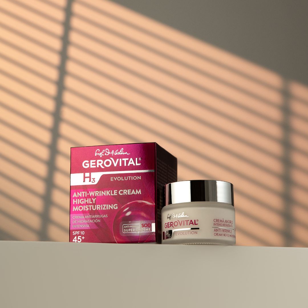 Vasetto di crema e scatola con scritta: Gerovital H3 Evolution, crema antirughe, SPF 10. Sfondo con ombre.