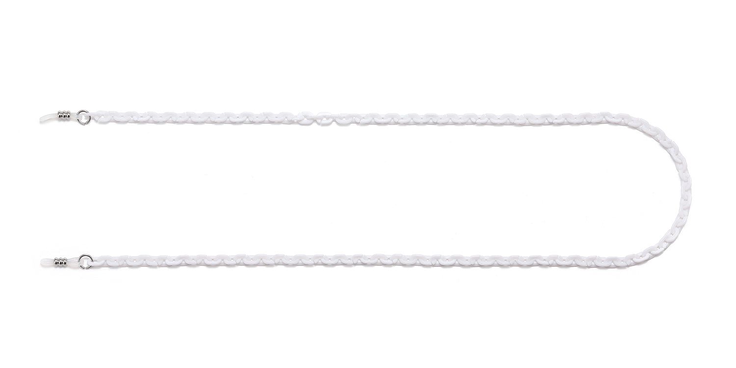 Catenina bianca per occhiali. Maglie della catena con estremità metalliche. Su sfondo bianco.