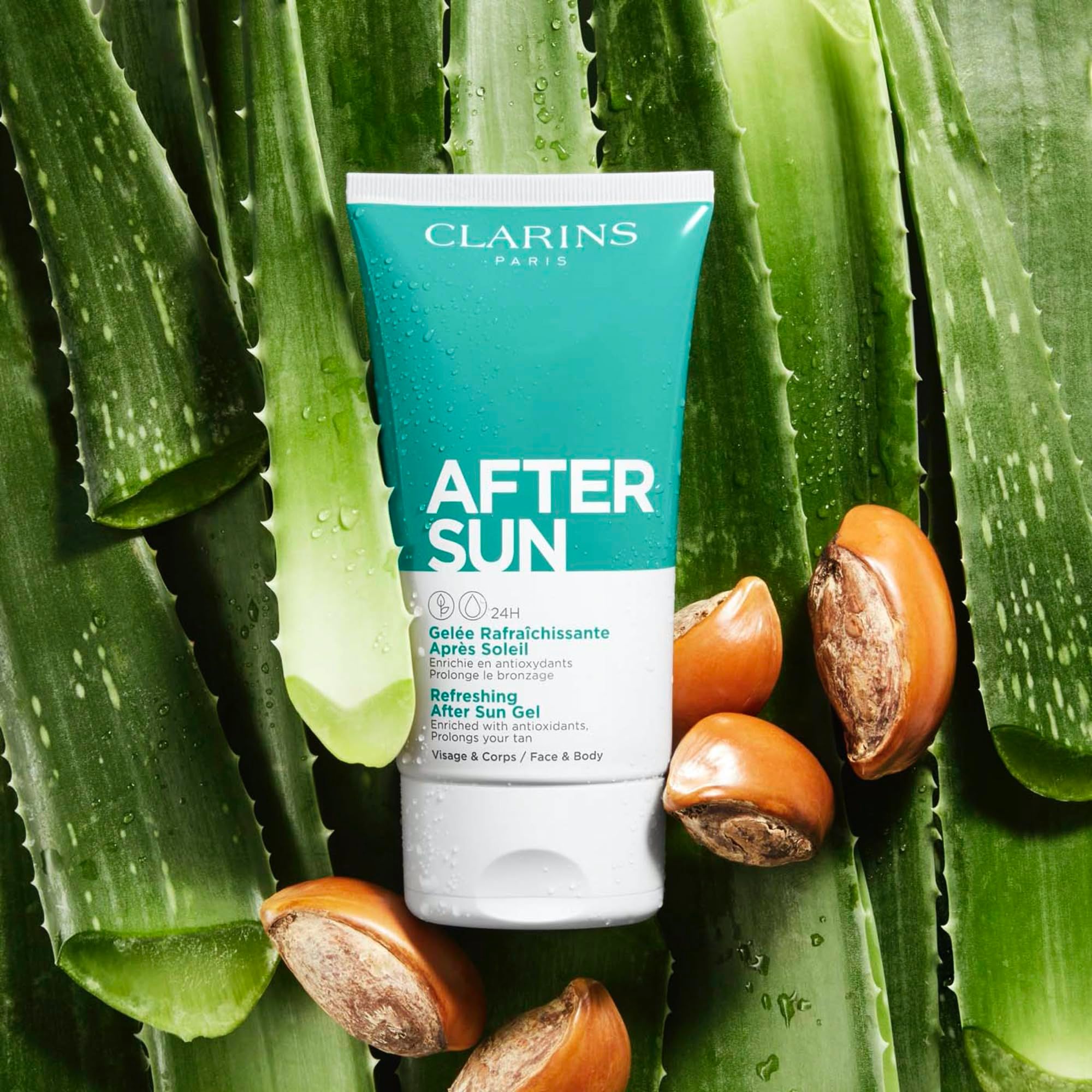 Tubo Clarins Gel Après Soleil su foglie di aloe vera e semi. Tubo turchese e bianco.