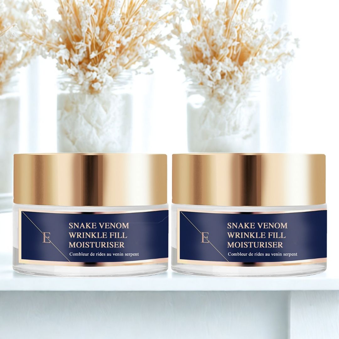 Due vasetti di crema idratante con coperchi dorati. Scritta: Snake Venom Wrinkle Fill Moisturiser.