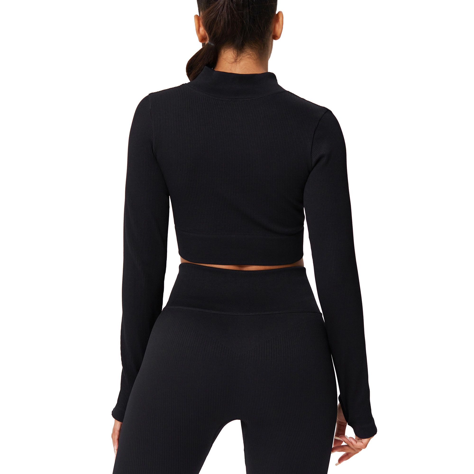 Crop top nero a maniche lunghe con collo alto e texture a coste.