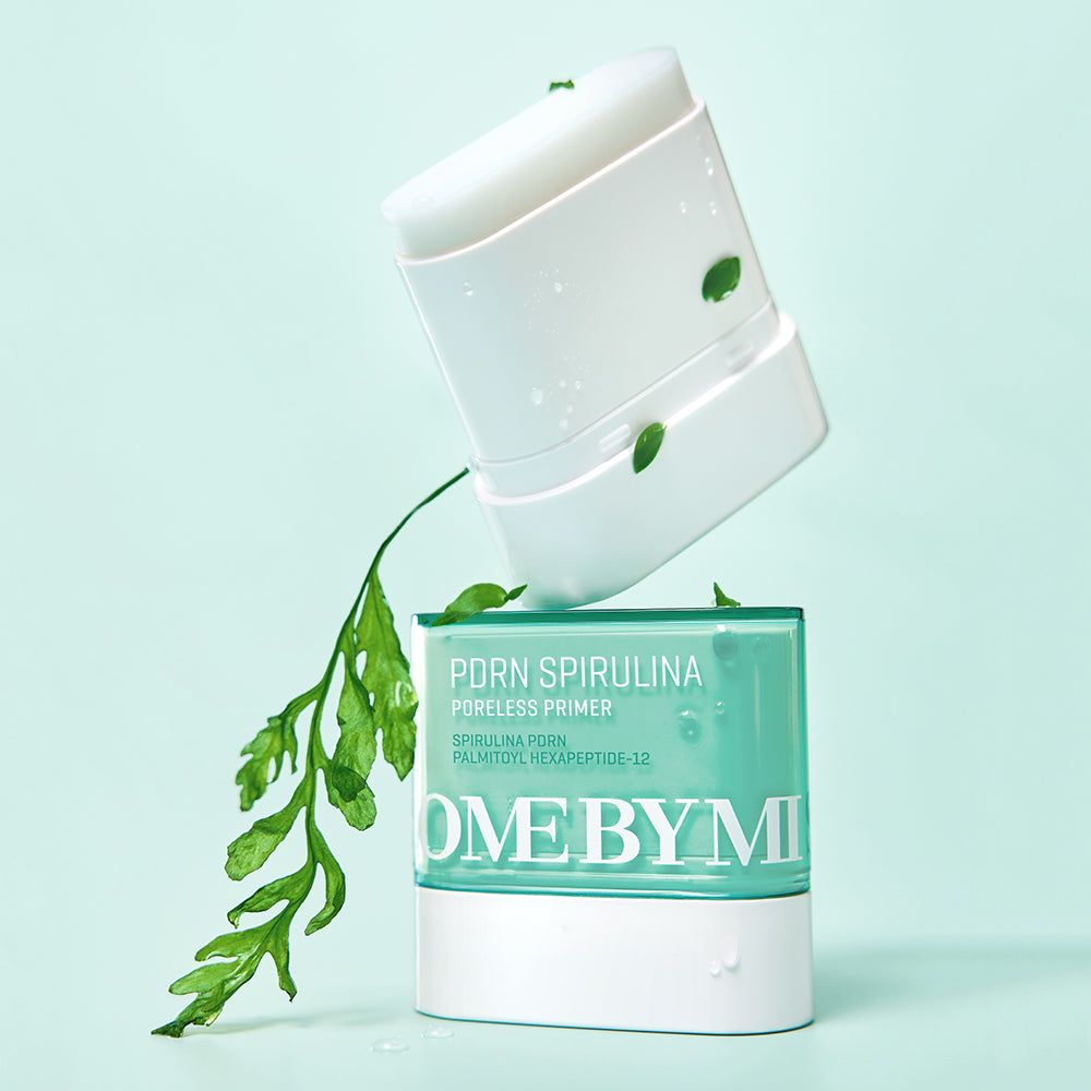 SOME BY MI PDRN Spirulina Poreless Primer, verde e bianco. Prodotto e coperchio separati, decorati con foglie verdi.