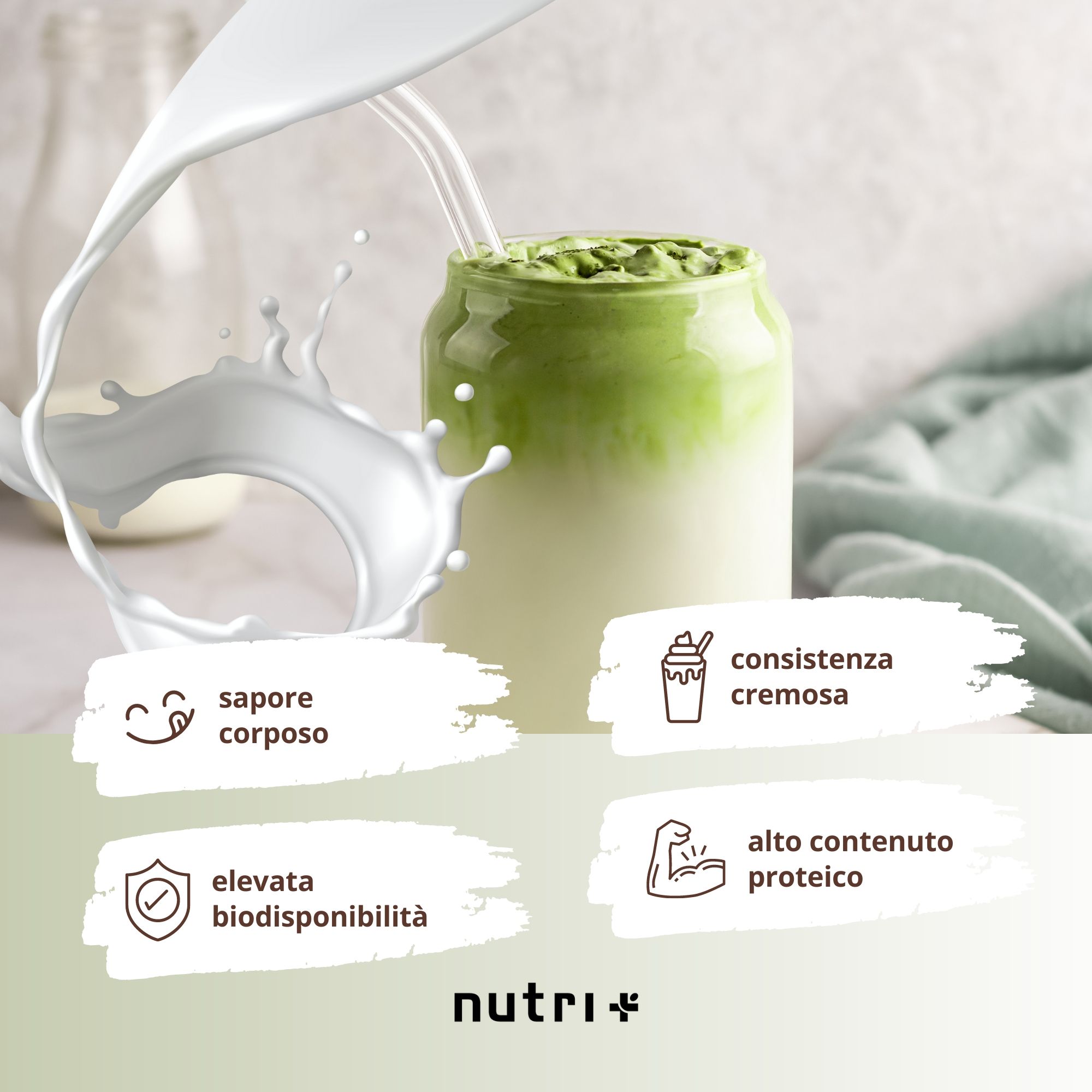 Un bicchiere di nutri+ Proteine Vegane in Polvere 3k con latte e polvere di matcha, circondato da schizzi. Descrive consistenza cremosa e alto contenuto proteico.