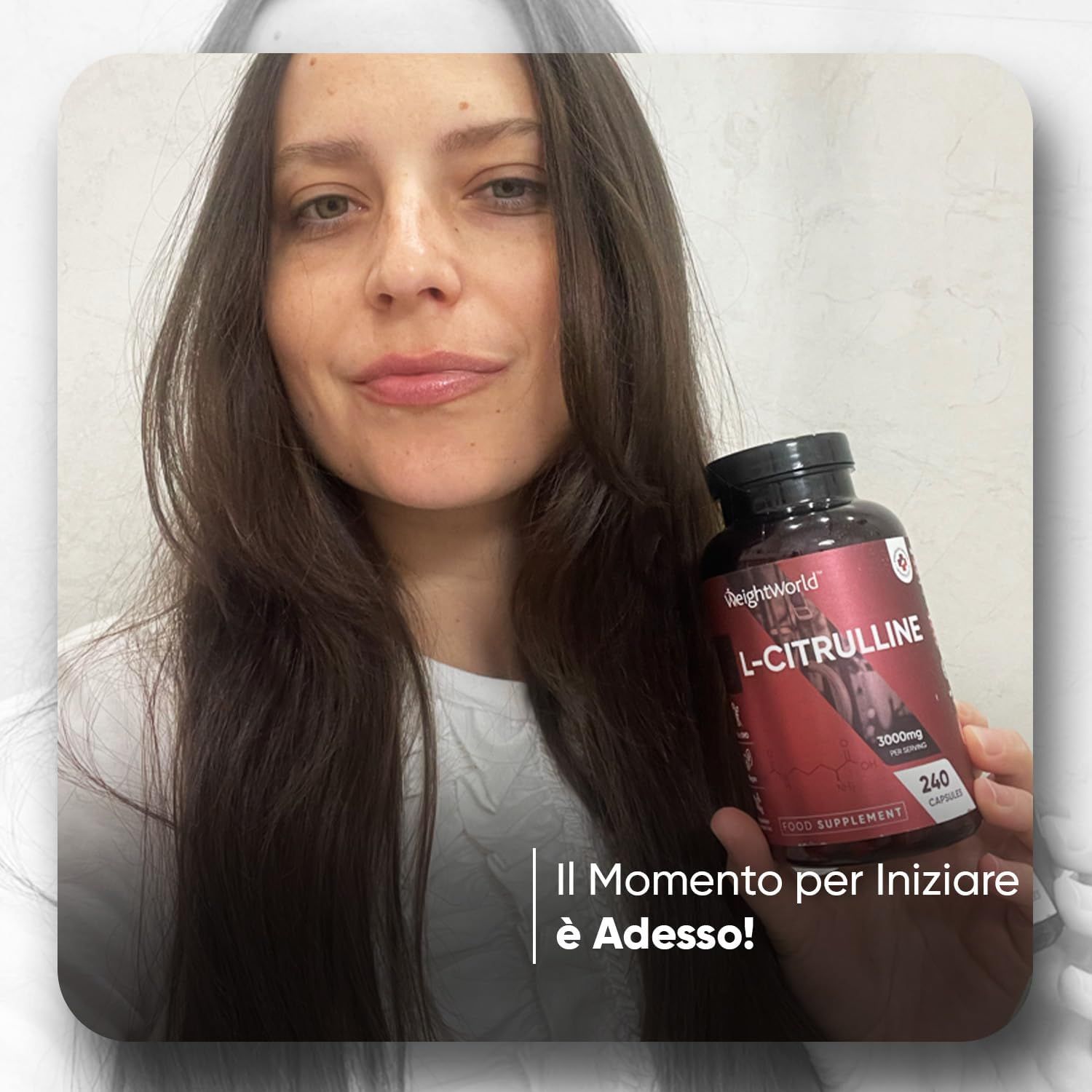 Donna che tiene un flacone marrone di capsule L-Citrullina. Scritta: WeightWorld, L-Citrullina, 240 capsule.