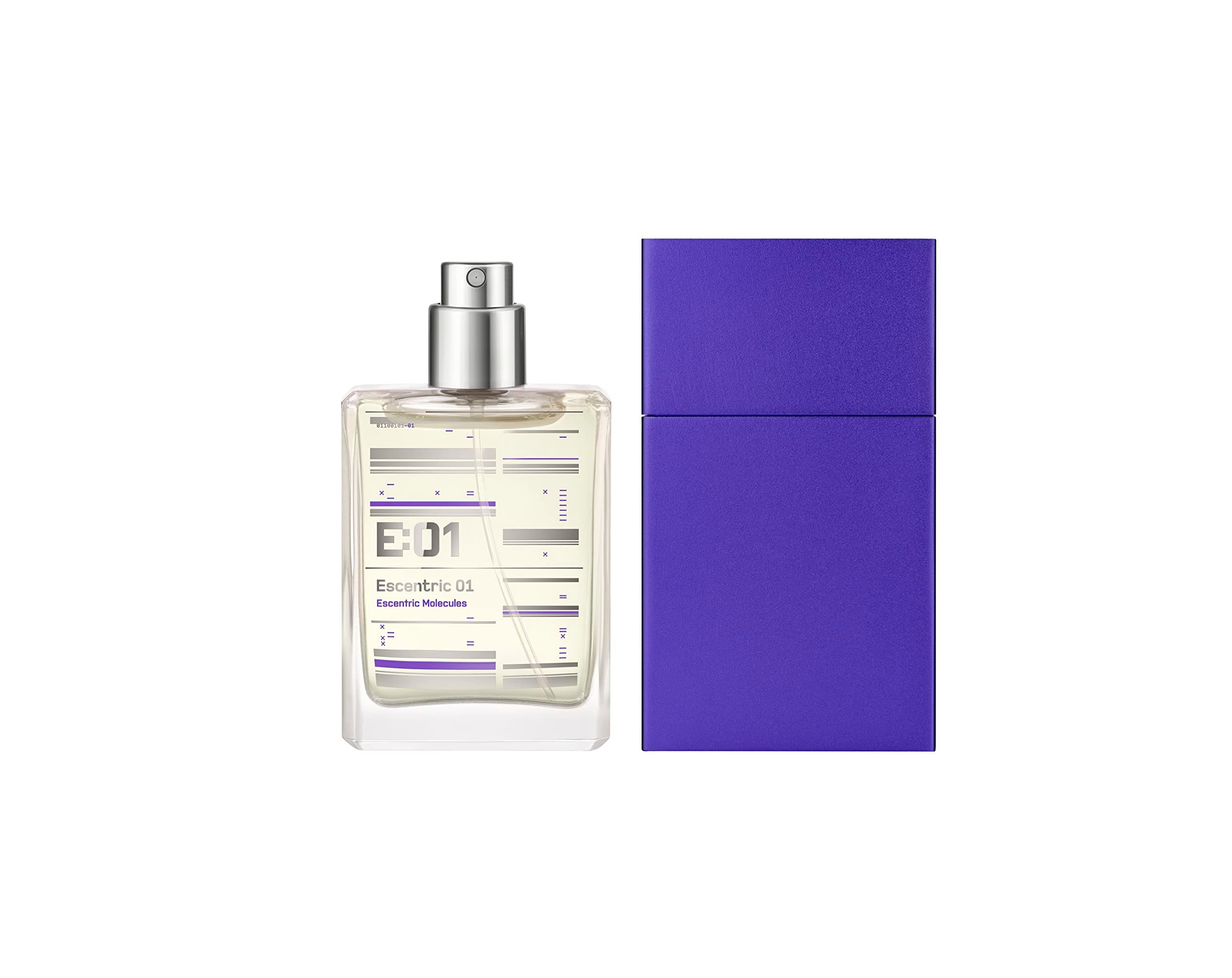 Flacone in vetro con vaporizzatore argentato e scatola viola. Scritta E:01 ed Escentric Molecules.