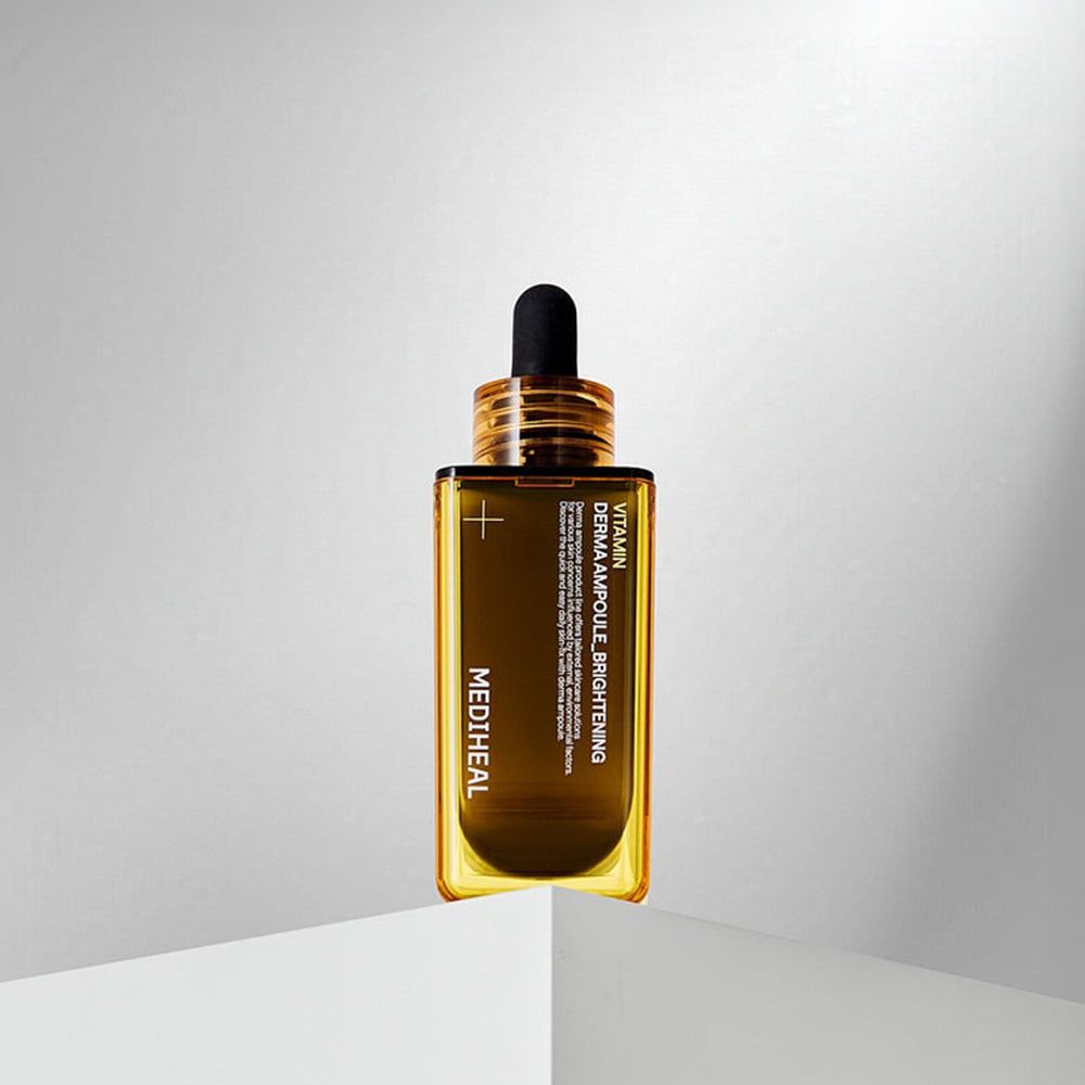 Flacone rettangolare marrone con bordo giallo e contagocce nero. Scritta: Vitamin Derma Ampoule Brightening, MEDIHEAL.