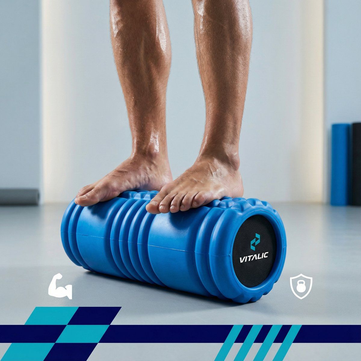 Rullo per fascia blu con motivo a coste e logo VITALIC, su cui poggiano i piedi.