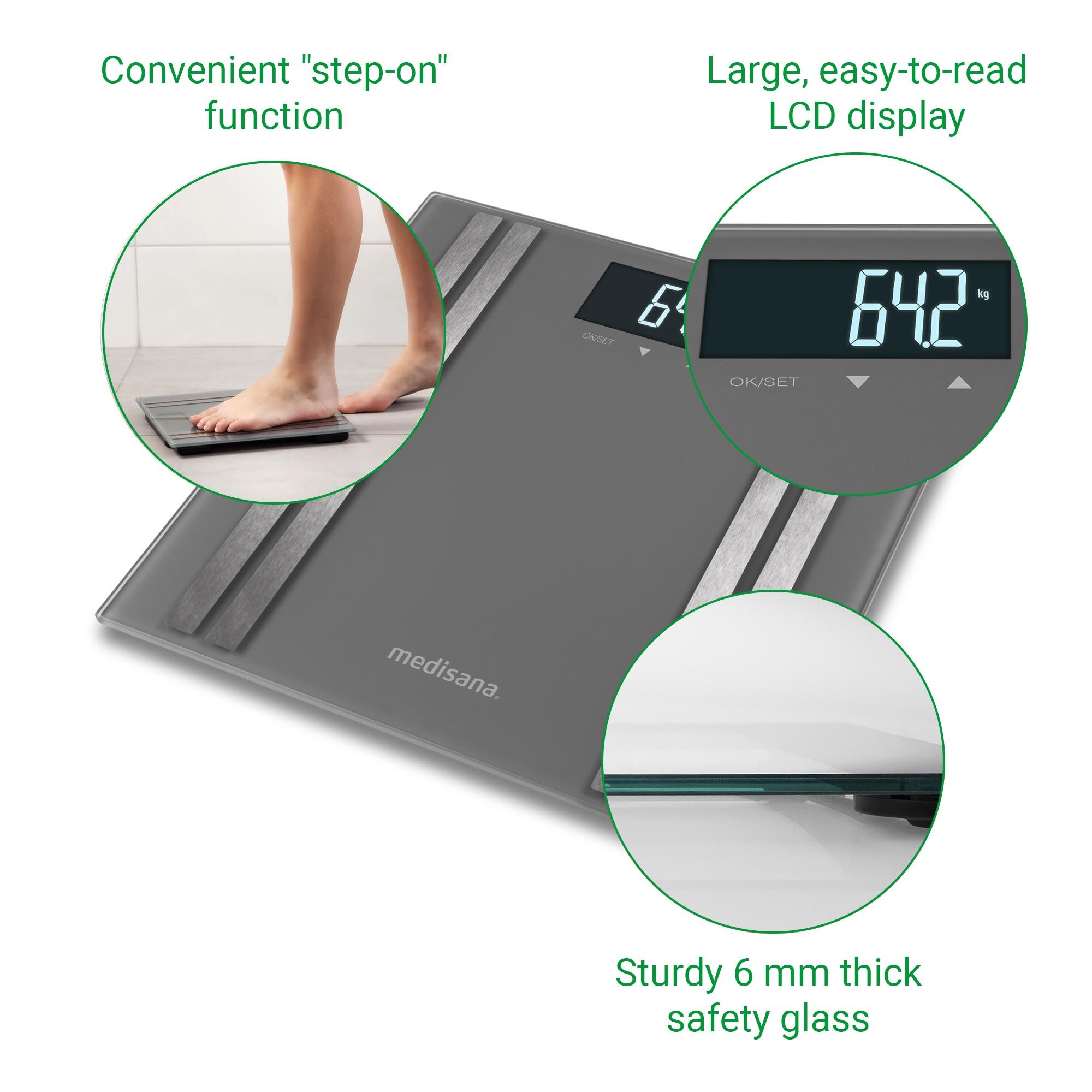Bilancia per l'analisi corporea grigia con display digitale. Scritte: "Convenient 'step-on' function", "Large, easy-to-read LCD display".