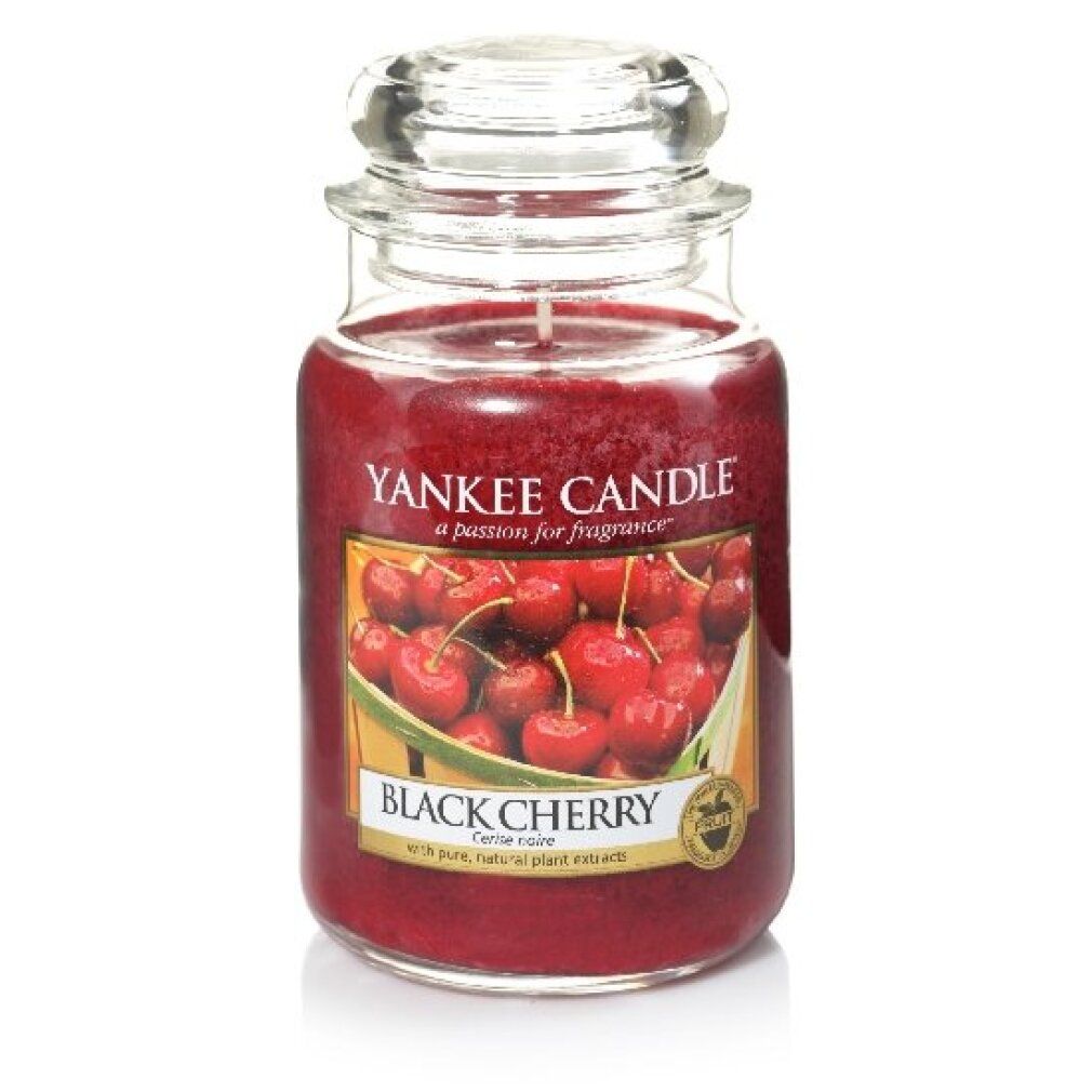 Candela profumata Yankee Candle Black Cherry. Contenitore in vetro con coperchio. Etichetta con immagine di ciliegie e testo.