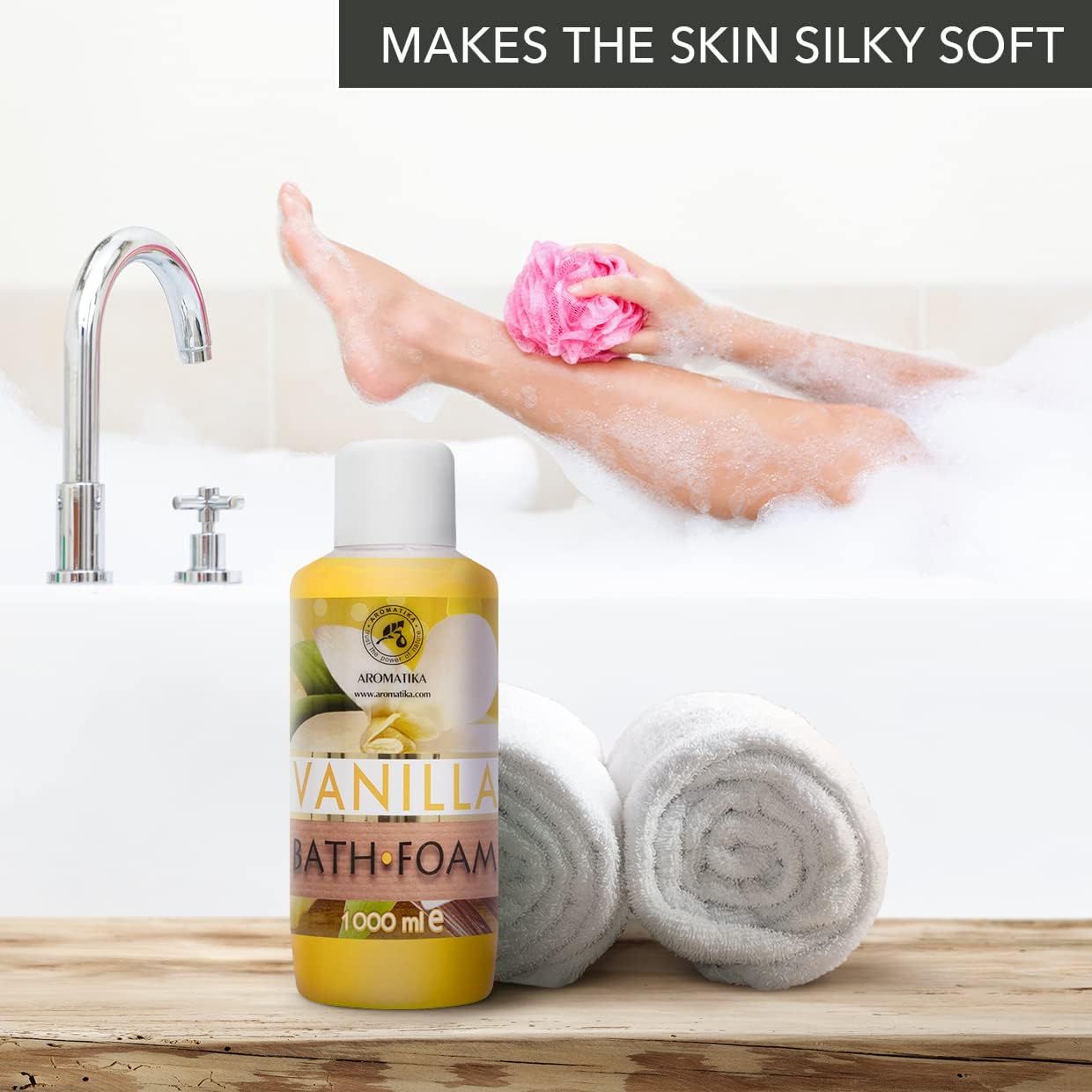 Bottiglia gialla con tappo bianco accanto a una donna nella vasca da bagno. Scritta: AROMATIKA, VANILLA BATH FOAM. Asciugamani.