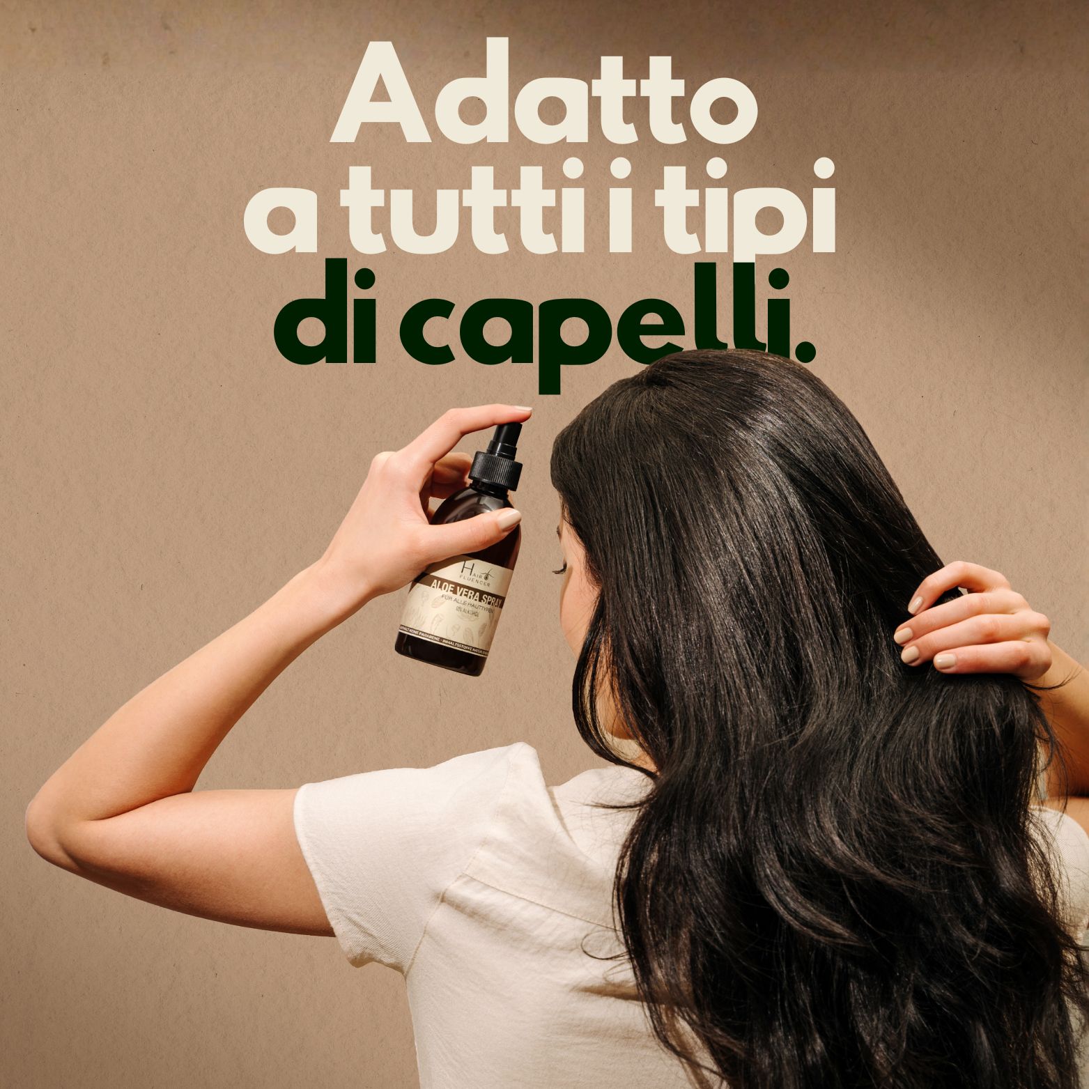 Donna che spruzza Hairfluencer Aloe Vera Spray sui capelli. Testo: "Adatto a tutti i tipi di capelli."