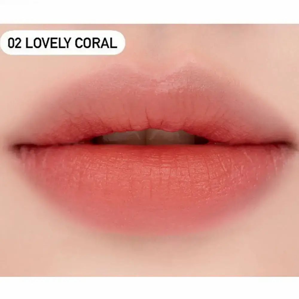 Labbra con rossetto color corallo. Scritta: "02 LOVEY CORAL".
