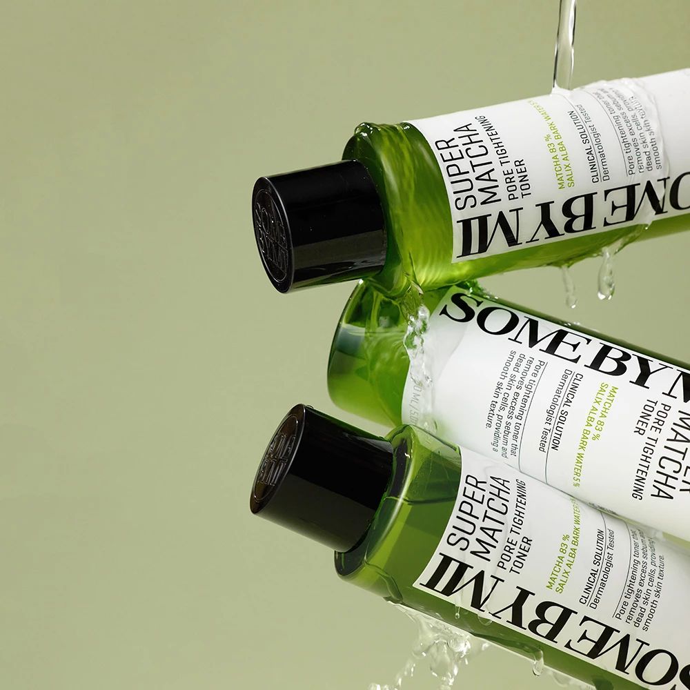 Tre flaconi di toner verde con tappo nero, bagnati dall'acqua. Scritta: SOME BY MI Super Matcha Pore Tightening Toner.