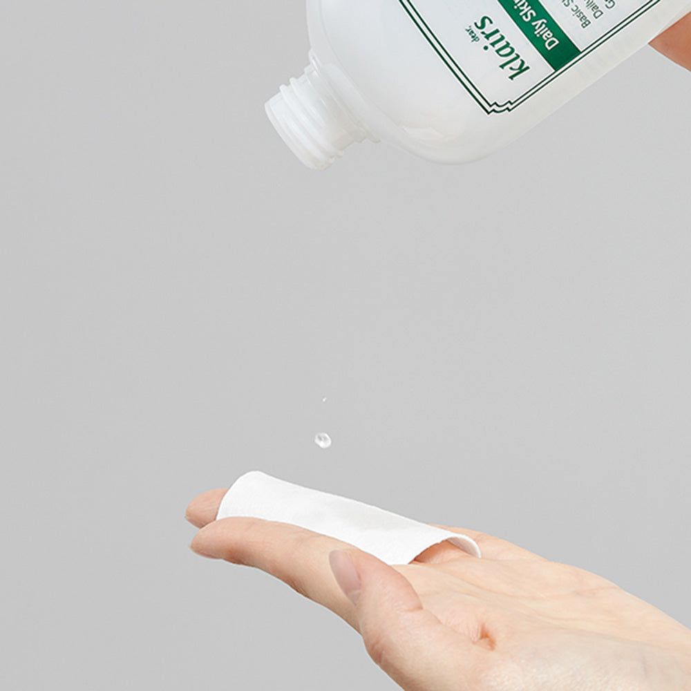 Flacone bianco, liquido che gocciola su un dischetto di cotone. Scritta: "klairs Daily Skin Hydrating Water".