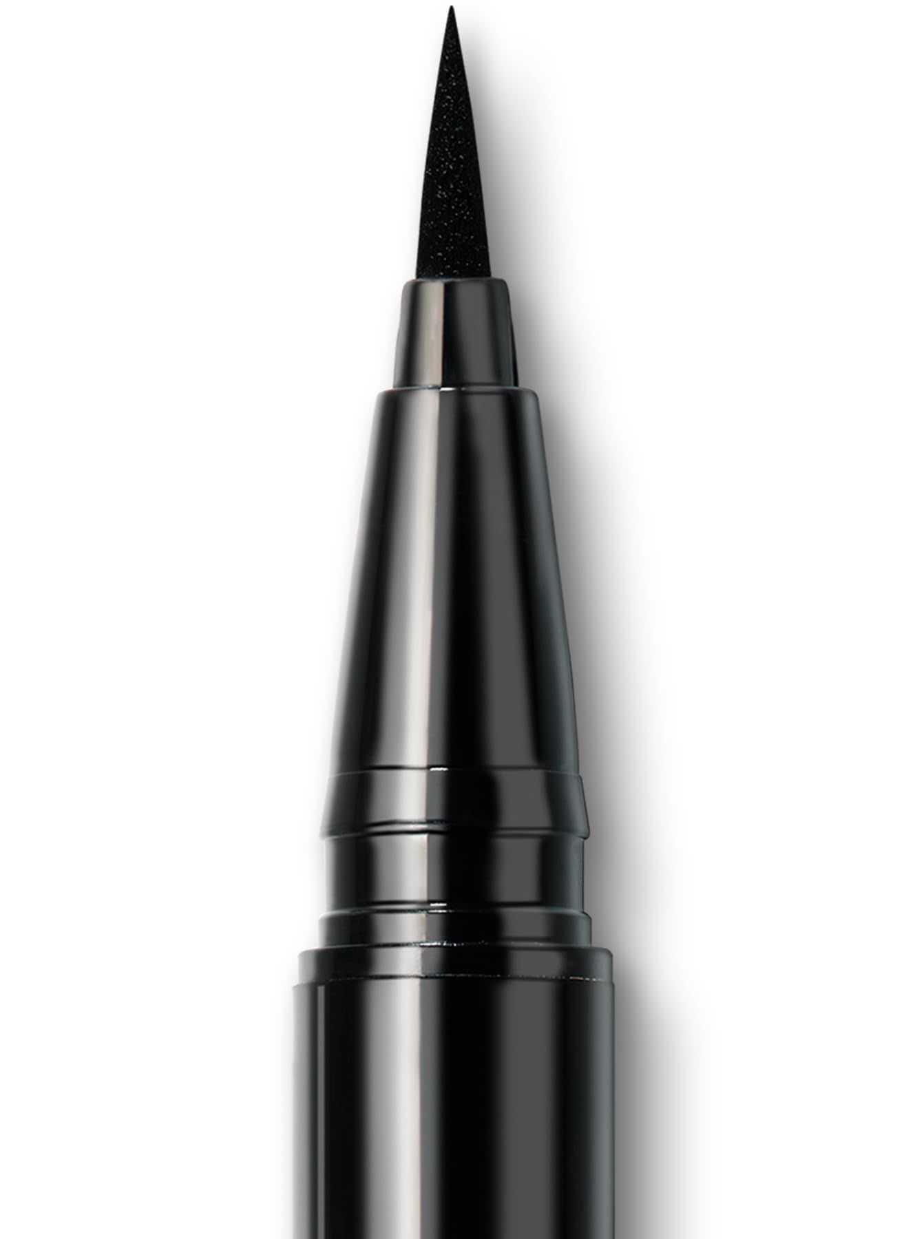 Primo piano della punta di un eyeliner nero.