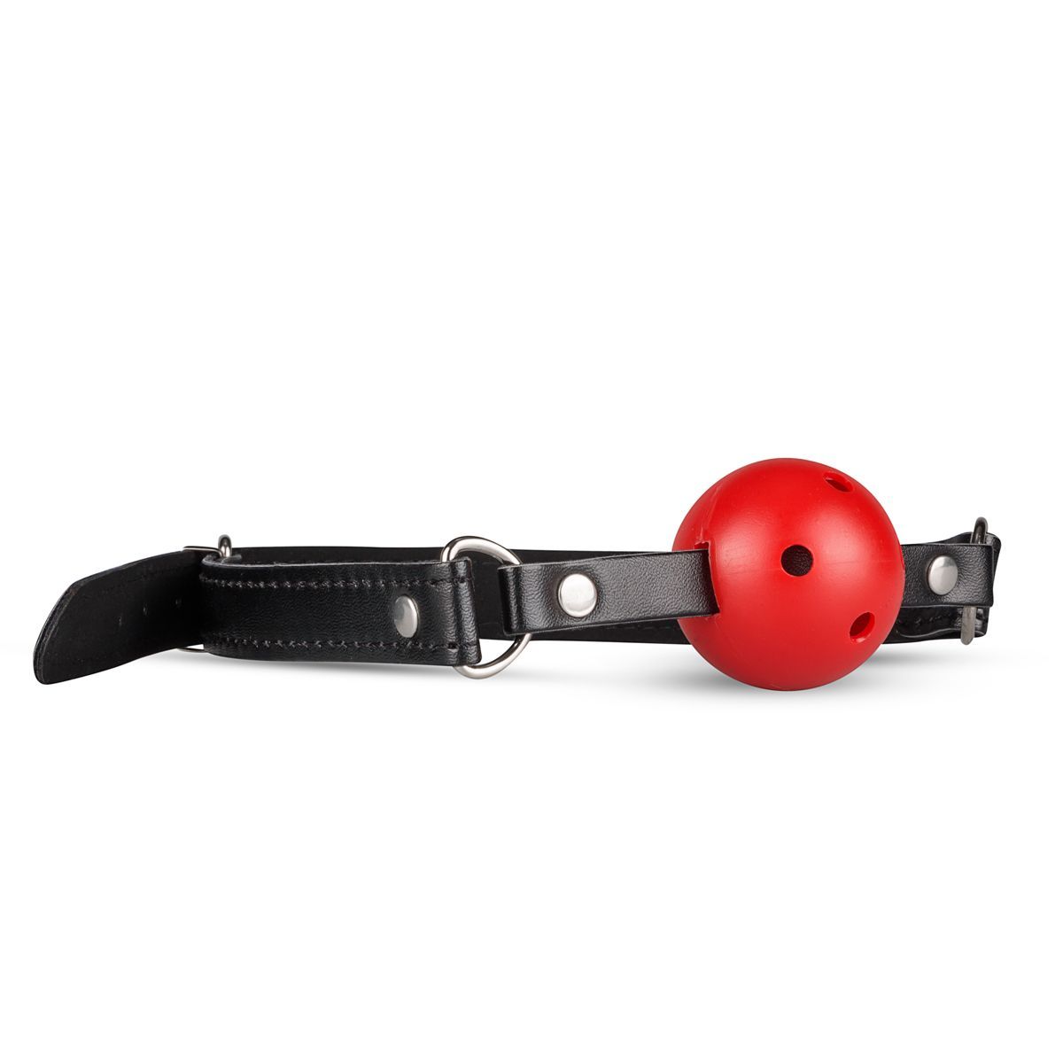 Gag in pelle nera con palla rossa. Cinturino regolabile con fibbia e anello metallico.