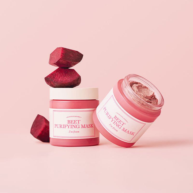 Due barattoli di maschera viso e barbabietole. Testo: BEET PURIFYING MASK, I'm from.