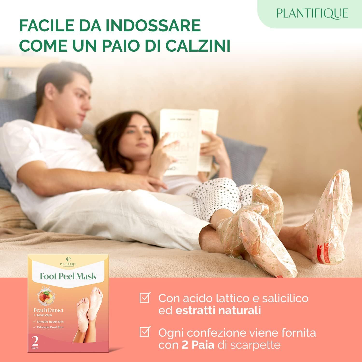 Coppia che indossa maschere per i piedi. Testo: Facile da indossare come un paio di calzini. Con acido lattico e salicilico. Ogni confezione contiene 2 paia.