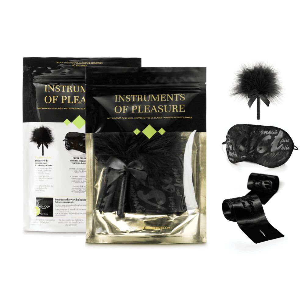 Due buste nere con testo: INSTRUMENTS OF PLEASURE. Ventaglio di piume, mascherina, nastro.