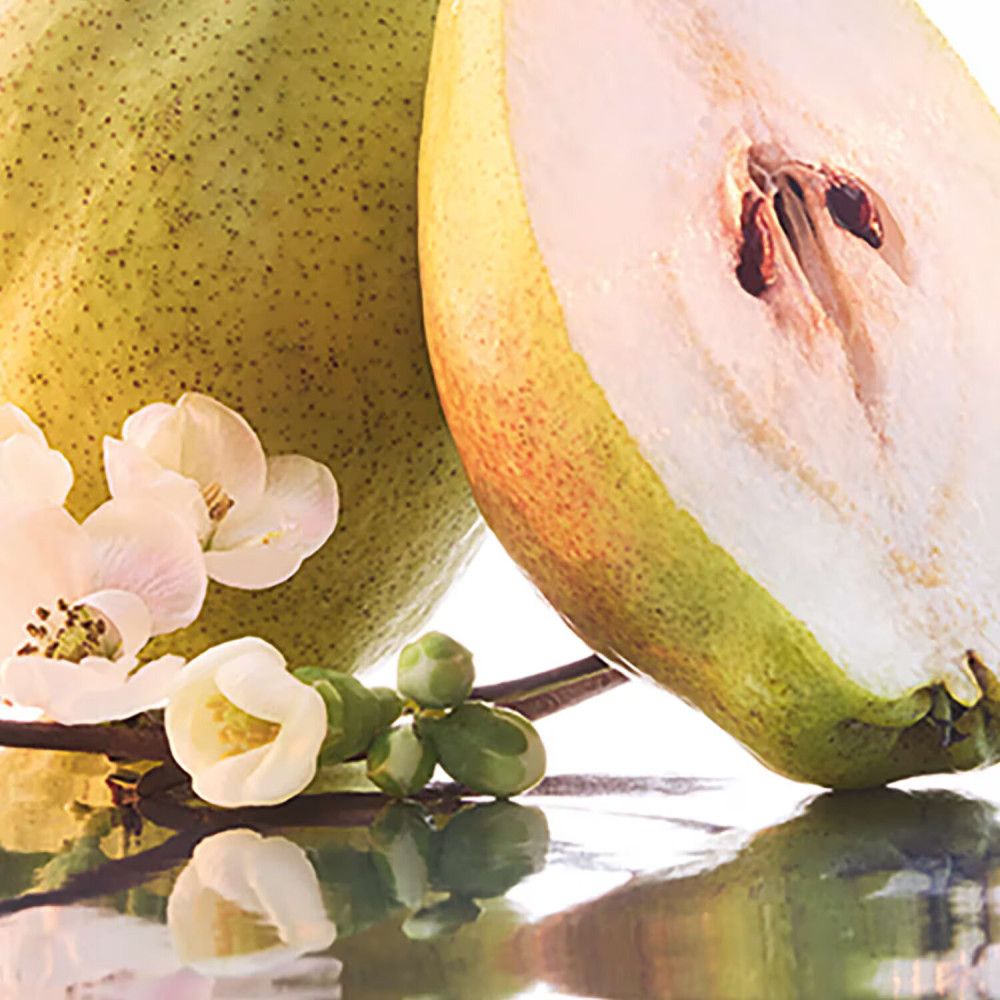 Pera tagliata, fiori e boccioli. Colori chiari, superficie lucida. Composizione naturale.