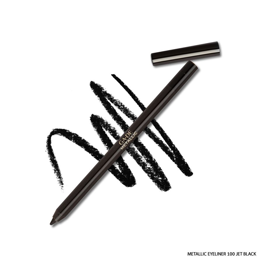 Matita eyeliner Ga-De Metallic nera con cappuccio e tratti. Scritta 'Ga-De Metallic'.
