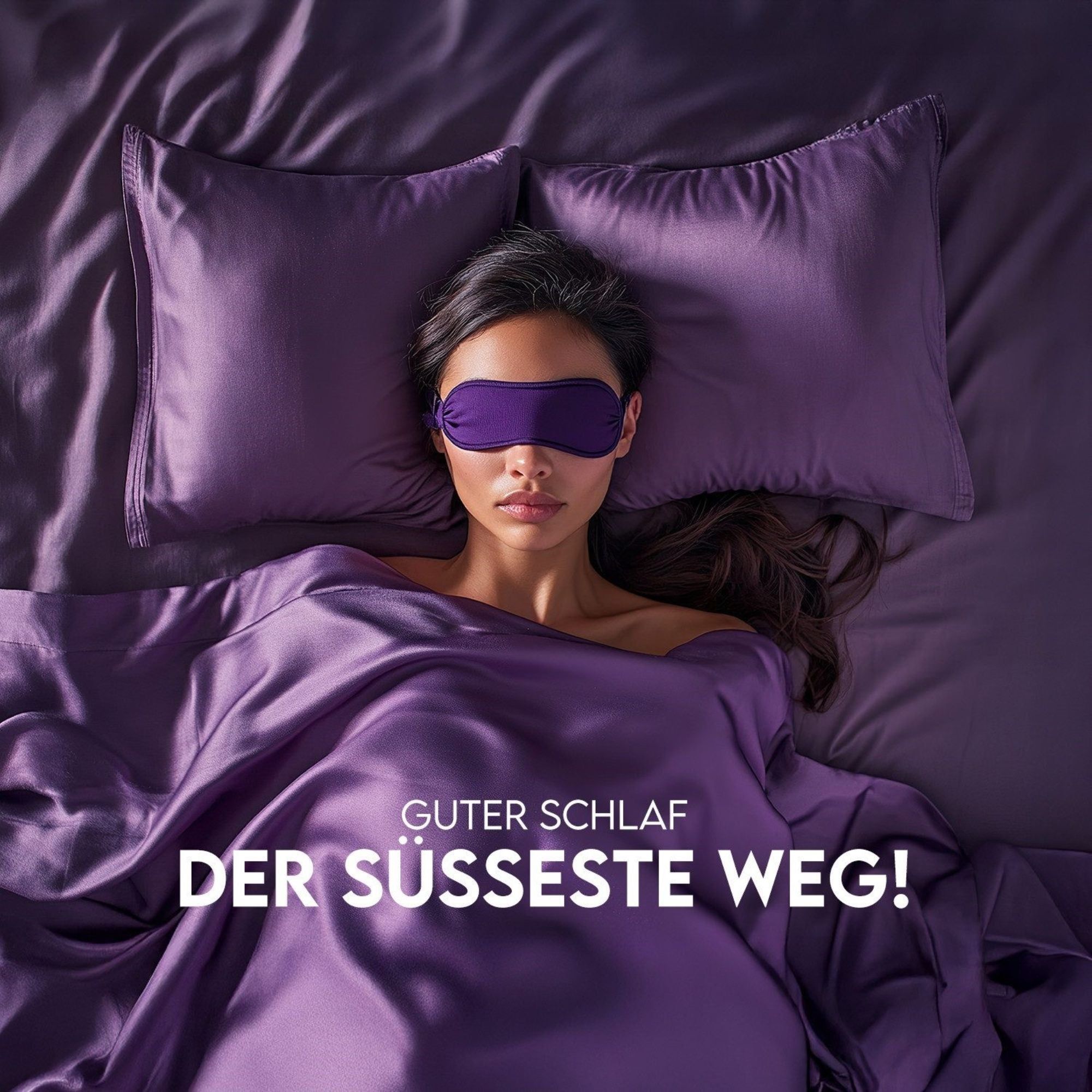 Donna con maschera per dormire sdraiata a letto, circondata da biancheria da letto viola.