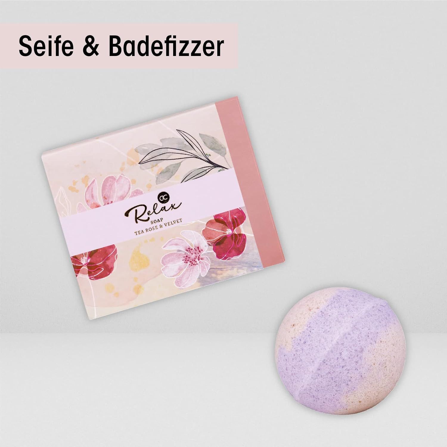 Sapone e bomba da bagno. Sapone in confezione quadrata con design floreale. Bomba da bagno viola.