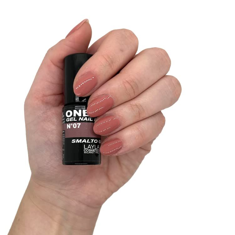 Mano che tiene un flacone di smalto. Scritta: ONE STEP GEL NAIL POLISH N°07. Colore: Red Stone. Unghie smaltate abbinate.