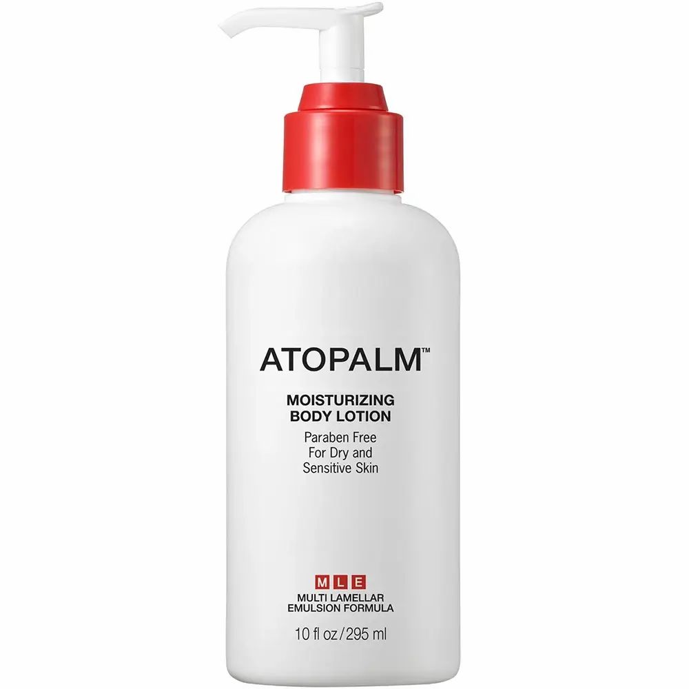 Flacone bianco con erogatore rosso. Scritta: ATOPALM Moisturizing Body Lotion. Per pelli secche e sensibili.