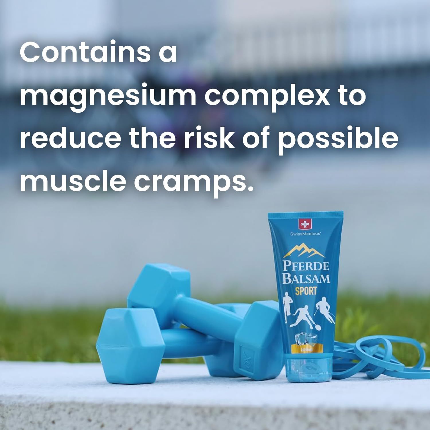 Tubo blu "Pferde Balsam Sport". Logo SwissMedicus. Manubri. Testo: Complesso magnesio, riduce i crampi.