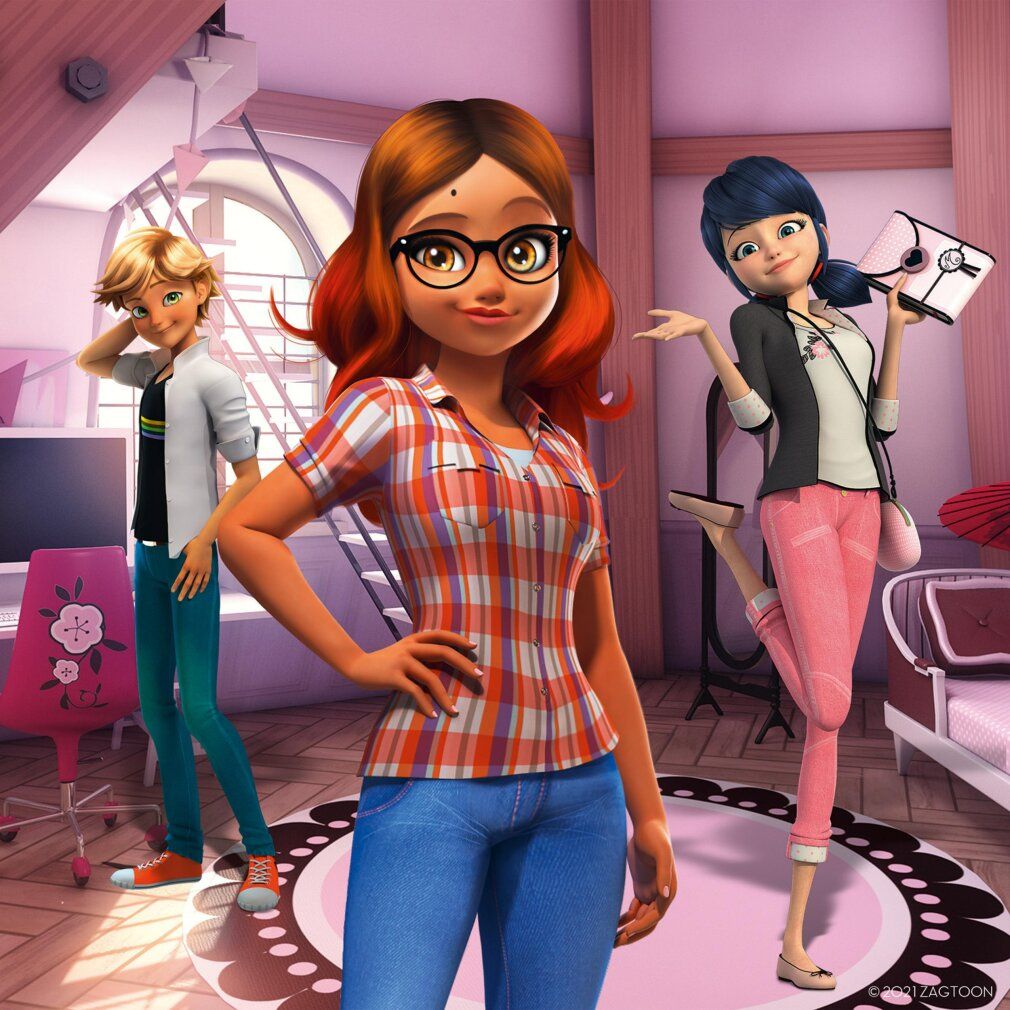 Tre personaggi di Miraculous: Ladybug, Cat Noir e Alya. Sono in una stanza con mobili e accessori.