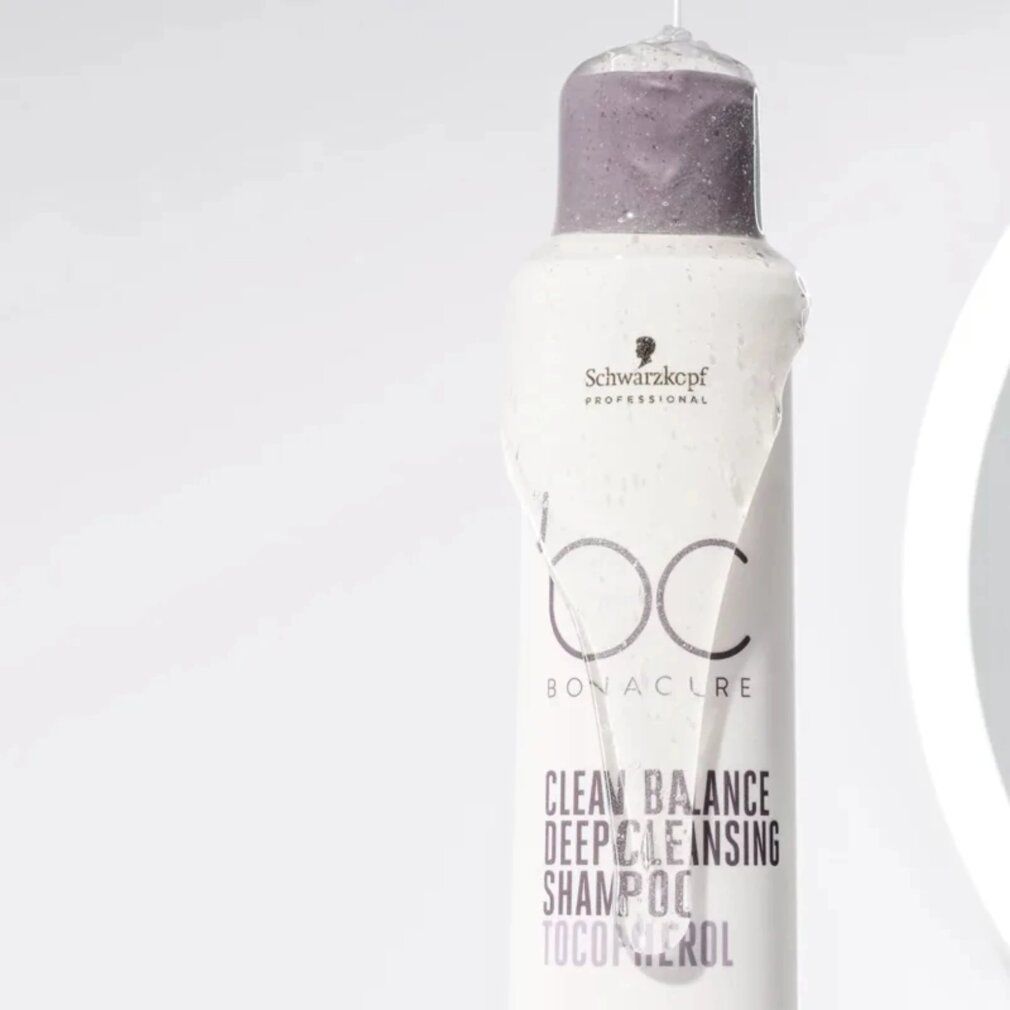 Flacone di shampoo con tappo viola. Scritta: BC Bonacure Clean Balance Deep Cleansing Shampoo. Primo piano.