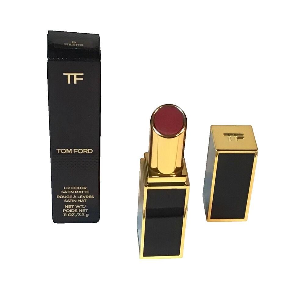 Rossetto Tom Ford con astuccio dorato e confezione nera. Aperto, con cappuccio. Scritta: Tom Ford.