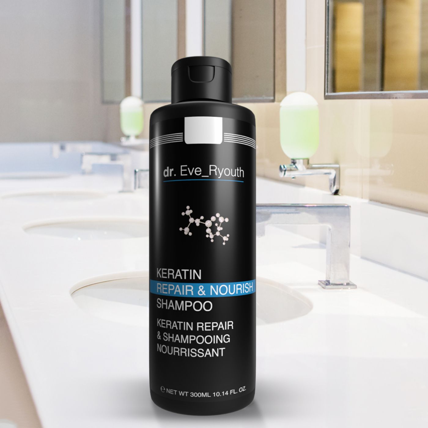 Flacone di shampoo nero con testo bianco. Scritta: Keratin Repair & Nourish Shampoo. Posizionato su un lavandino.