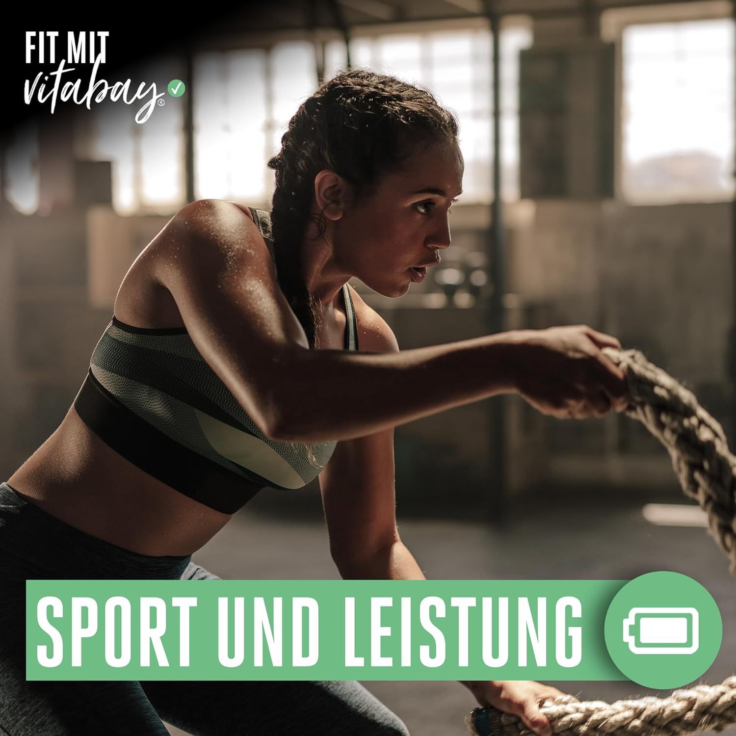 Una donna si allena con le corde in palestra. Testo: Sport e prestazioni.