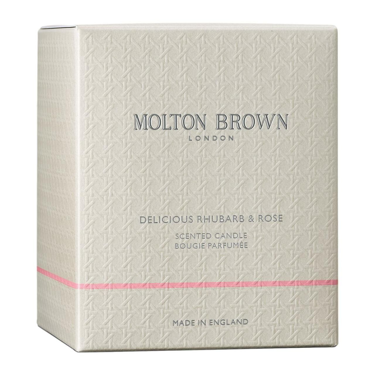 Confezione quadrata. Scritta: Molton Brown, Delicious Rhubarb & Rose. Linea rosa. Made in England.
