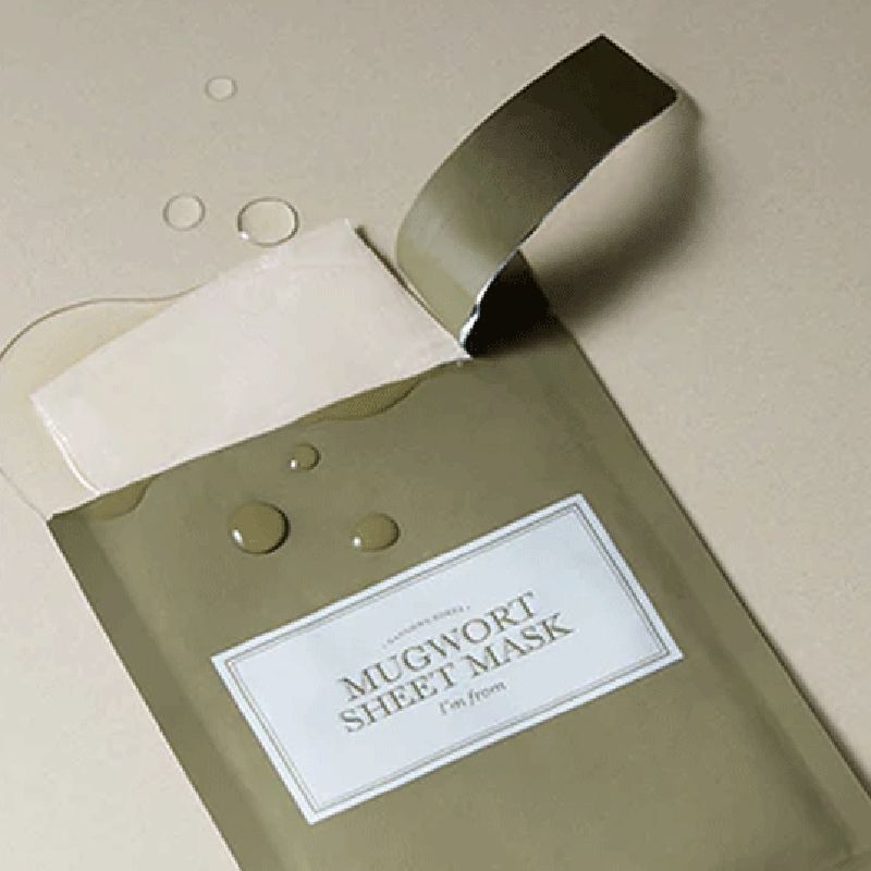 Confezione verde aperta con un tessuto bianco. Sono visibili gocce d'acqua.