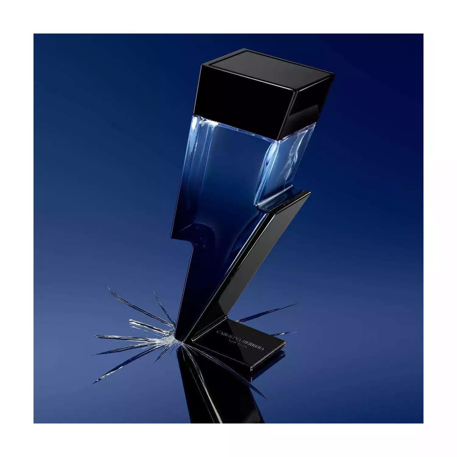 Flacone blu a forma di fulmine, tappo nero. Su sfondo blu, con vetro rotto.