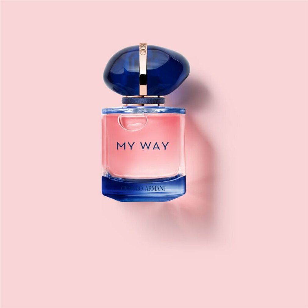 Flacone di profumo con tappo blu e contenuto rosa. Scritta "MY WAY" e "GIORGIO ARMANI". Su sfondo rosa.