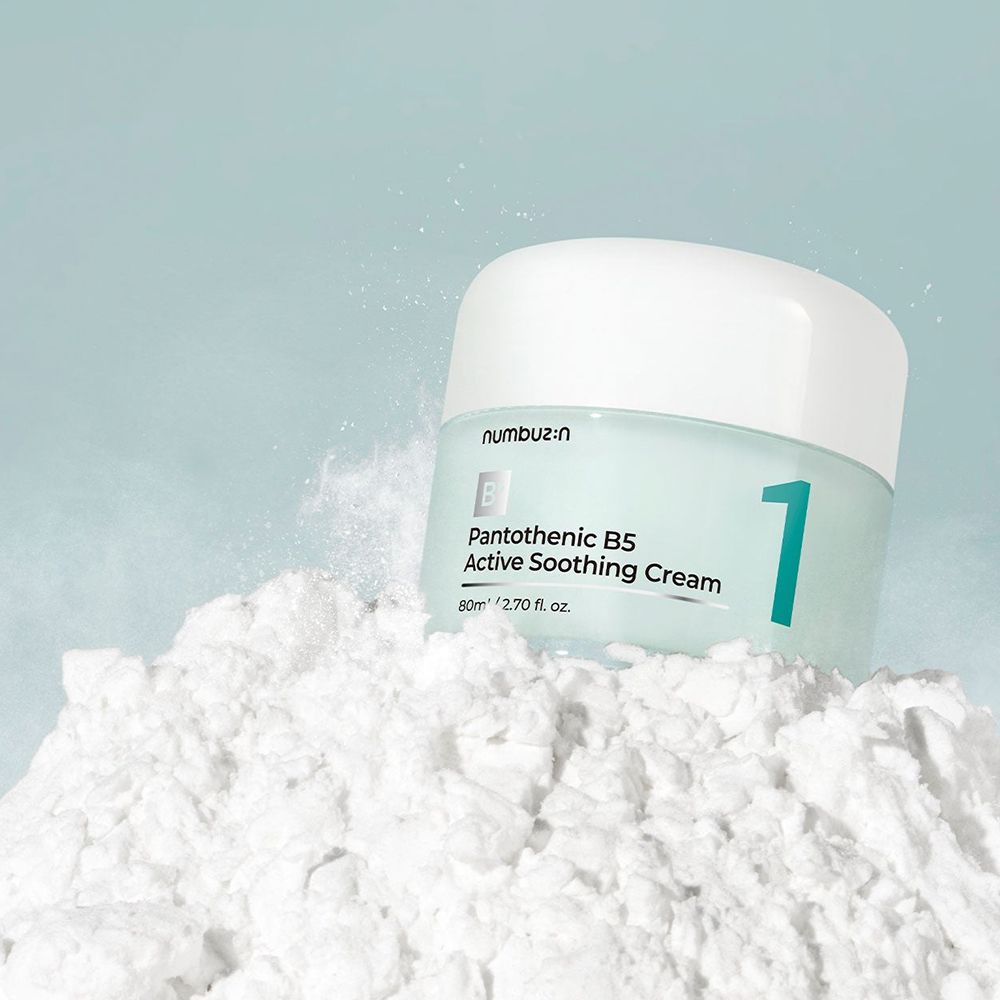 Vasetto di crema su polvere bianca. Scritta: numbu:zin, B5, Pantothenic B5 Active Soothing Cream, 80ml/2.70 fl. oz. Grande 1 verde.