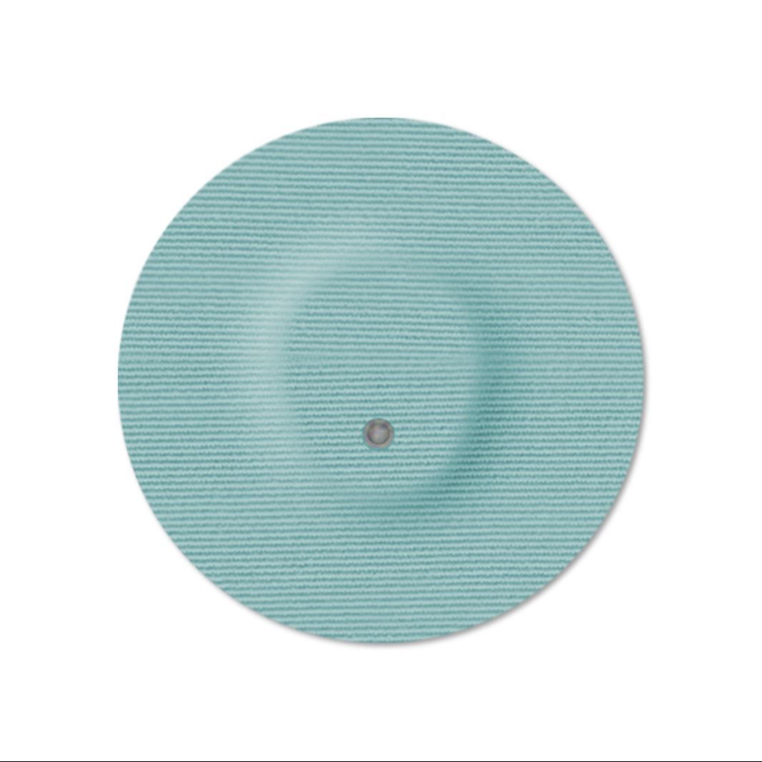 Cerotto rotondo azzurro chiaro con foro centrale. Tessuto a trama. Area rialzata al centro.