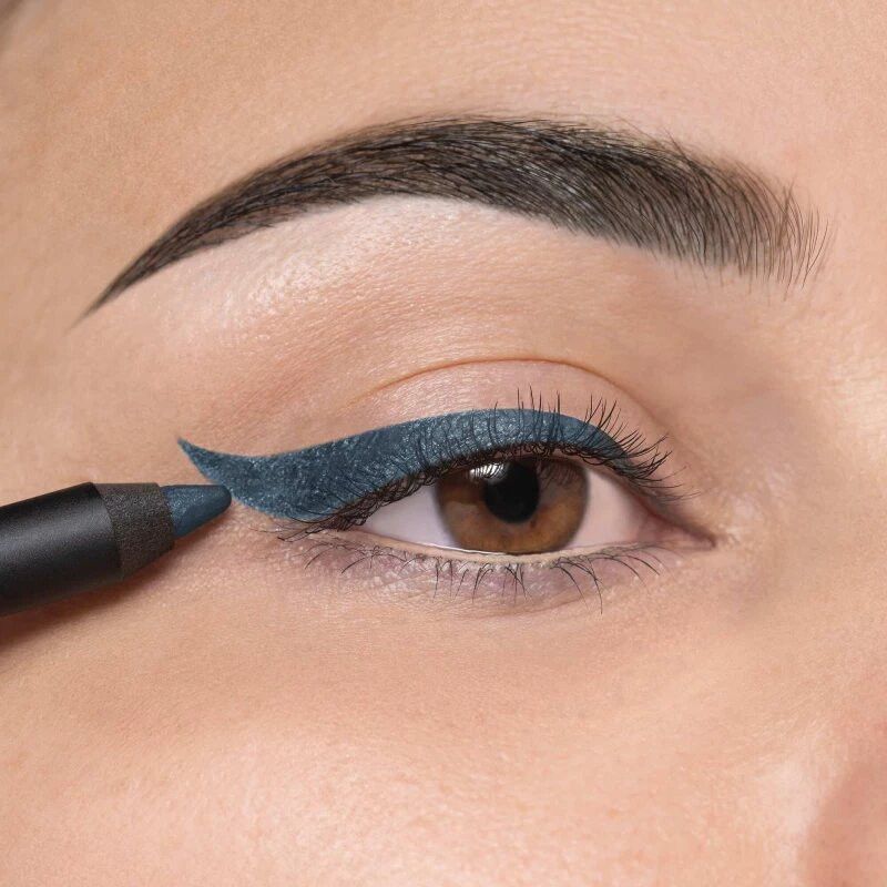 Occhio con eyeliner blu, applicato con una matita nera.